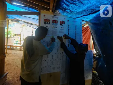 Warga Baduy Luar mempersiapkan lokasi tempat pemungutan suara (TPS) di TPS 01 Kanekes di Leuwidamar, Kabupaten Lebak, Banten, Selasa (13/2/2024). (merdeka.com/Arie Basuki)