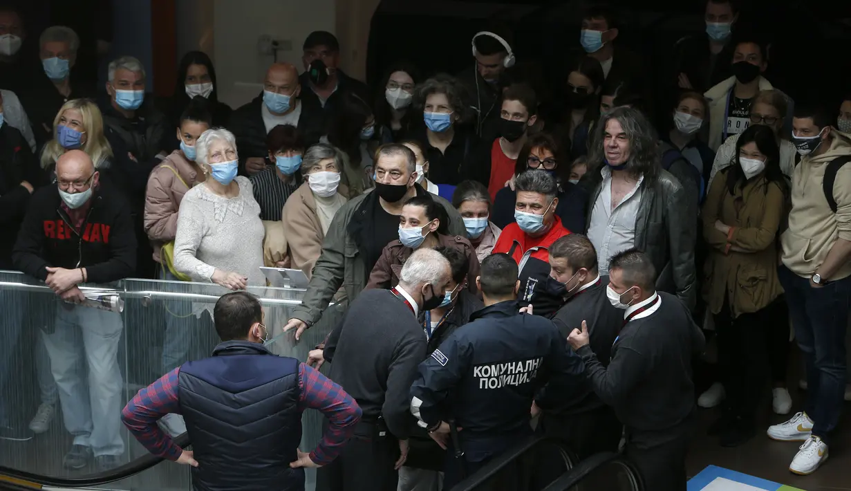 Orang-orang mengantre untuk mendapatkan vaksinasi dan menjadi satu dari 100 orang yang menerima voucher belanja di pusat perbelanjaan Usce di Beograd, Serbia, Kamis (6/5/2021). Pemerintah Serbia menawarkan uang Rp 430 ribu bagi warganya yang divaksinasi sebelum akhir Mei. (AP/Darko Vojinovic)