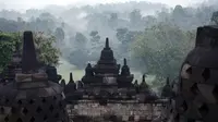 Stupa-stupa Budha terlihat di candi Borobudur di Magelang, di provinsi Jawa Tengah, Indonesia 10 Mei 2016. Sidang penetapan status Memory of the World akan dilakukan di Prancis pada akhir Oktober atau awal November 2017. (AFP Photo/Goh Chai Hin)