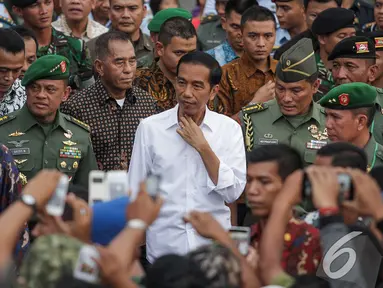 Presiden Jokowi mengunjungi Pameran  Alutsista TNI AD, Jakarta, Rabu (17/12/2014). (LIputan6.com/Faizal Fanani)