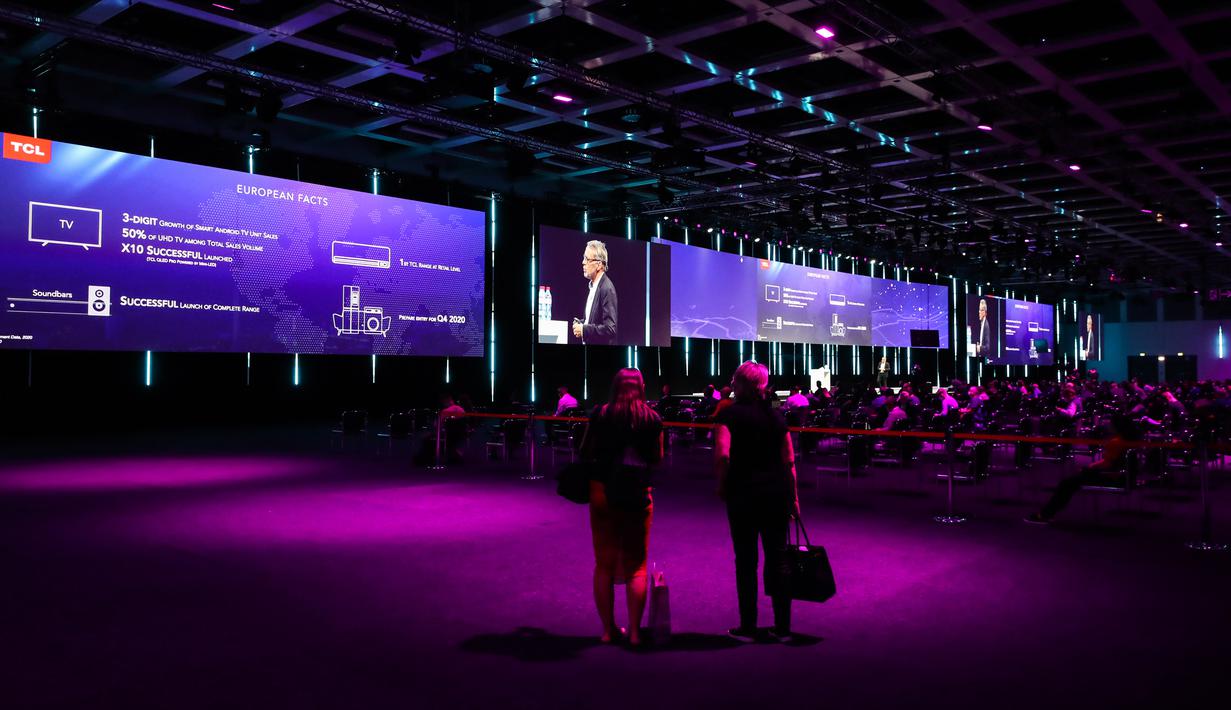 Foto pada 3 September 2020 memperlihatkan suasana konferensi pers TCL dalam pameran IFA 2020 di Berlin, ibu kota Jerman. Pameran perdagangan teknologi itu dibuka di Berlin pada Kamis (3/9) dengan skala yang diperkecil akibat krisis virus corona yang masih berlangsung (Xinhua/Shan Yuqi)