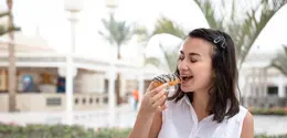 Mengonsumsi dessert di musim panas bisa meningkatkan mood selama seharian. (Foto/dok: Freepik/pvproductions)