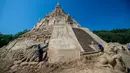 Pemahat beraktivitas di istana pasir tertinggi pada kompetisi tahunan "Sand Sculptures Festival" di Binz, Pulau Reugen di Laut Baltik, Jerman, 5 Juni 2019. Istana pasir itu berhasil memecahkan rekor sebagai istana pasir tertinggi di dunia dengan rincian ketinggian 17,66 meter. (Jens Büttner/dpa/AFP)