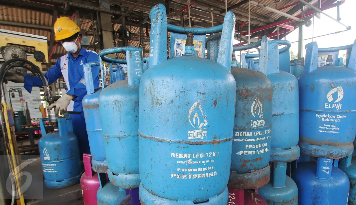 Petugas mengisi tabung gas di Terminal pengisian Gas Pertamina, Jakarta, Selasa (5/1/2016). PT Pertamina (Persero) menurunkan harga elpiji 12 kilogram (kg) dari Rp 134.600 menjadi Rp 129.000 per tabung. (Liputan6.com/Angga Yuniar)