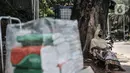 Pedagang asongan tertidur saat berjualan di kawasan Sudirman, Jakarta, Selasa (1/9/2020). Dalam aturan tersebut tertulis PSBB Transisi di Jakarta diperpanjang hingga 10 September 2020. (merdeka.com/Iqbal S. Nugroho)