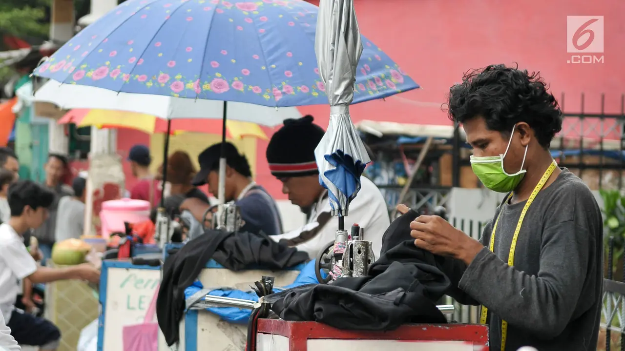 Penjahit Keliling Banjir Order Jelang Lebaran