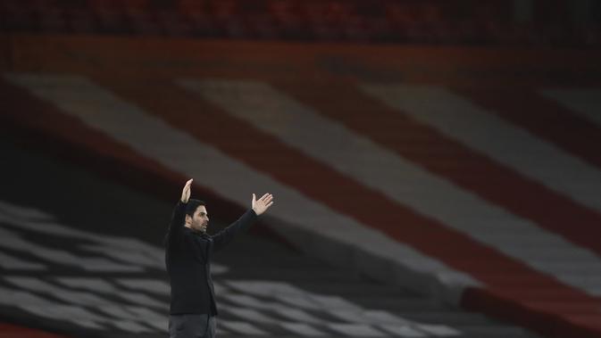 Pelatih Arsenal, Mikel Arteta menginstruksikan pemainnya saat bertanding melawan Chelsea pada pada lanjutan Liga Inggris di Stadion Emirates di London, Minggu (27/12/2020). (Julian Finney Pool via AP)