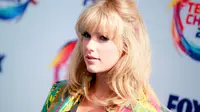 Taylor Swift berpose menghadiri FOX's Teen Choice Awards 2019 di Hermosa Beach, California (11/8/2019). Penyanyi 29 tahun ini tampil cantik mengenakan busana keluaran Versace.  (Rich Fury/Getty Images/AFP)