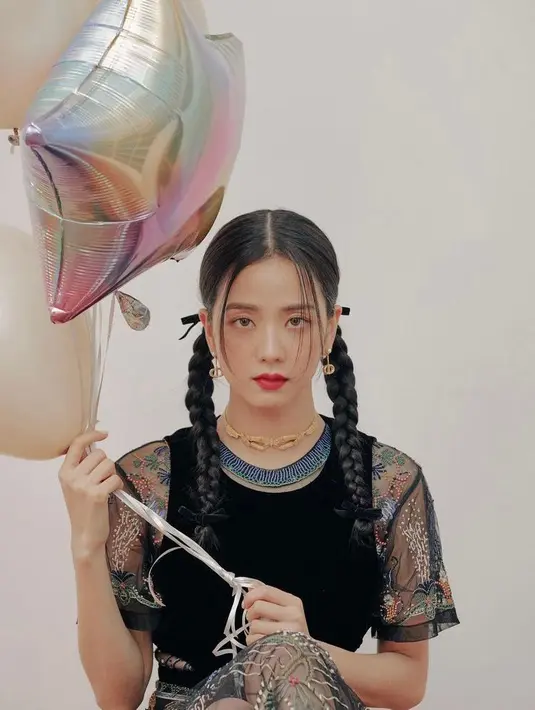 Model kerah bulat menjadi favorit banyak orang karena modelnya yang simpel. Pasangkan model kerah ini dengan kalung yang panjangnya medium. Anda bisa memilih kalung model rantai yang sedang hits. (Instagram/sooyaa_).