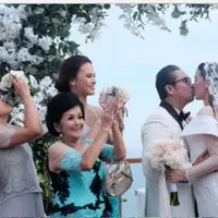 Janji suci sehidup semati dilakukan oleh pasangan kekasih Sammy Simorangkir dan Viviane. Pasangan ini baru saja meresmikan hubungannya ke jenjang yang lebih serius. Pernikahan romantis digelar di Bali hari ini Sabtu (22/7). (Instagram/@bubahalfian)