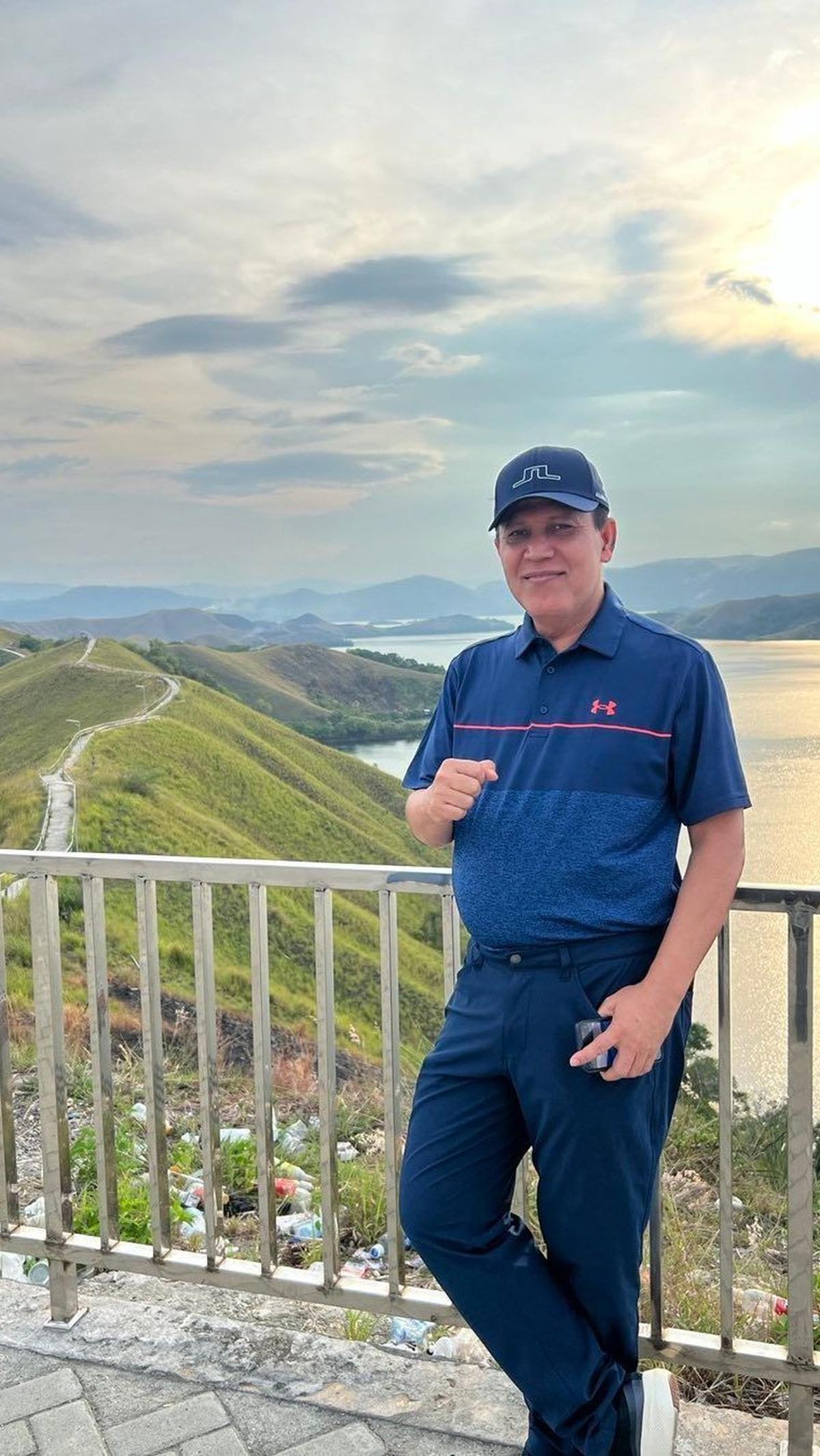 <i>"Kenangan di tahun 2018 , pertemuan tidak sengaja di Papua dgn sahabat2 dari Angkatan 88…Salam kompak selalu dimanapun berada…💪🤝🇮🇩🇮🇩🇮🇩🙏,"</i> tulisnya dalam keterangan foto.<br>