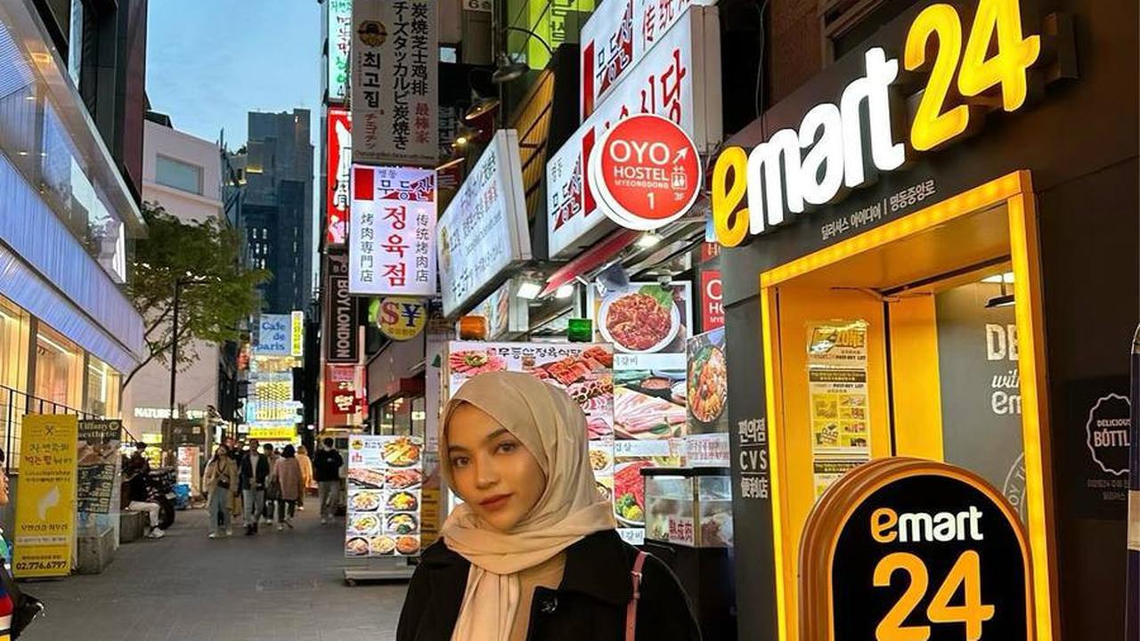 Laporan Terus Berlanjut, 8 Foto Oklin Fia Yang Kini Sudah Tak Terlalu Vulgar Penampilannya