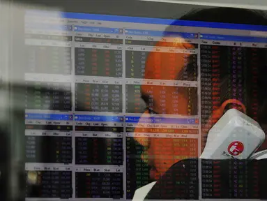 Pekerja tengah memantau pergerakan saham di sebuah monitor, Jakarta, Senin (14/11). Laju IHSG melemah 2,6 persen atau sekitar 137,71 poin ke level 5.094,25 pada penutupan sesi pertama perdagangan saham Senin (14/11/2016). (Liputan6.com/Angga Yuniar)