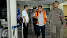 Kasubag Rumah Tangga Bagian Umum Sekretariat Daerah Kabupaten Banyuasin Rustami berjalan keluar gedung KPK usai menjalani pemeriksaan, Jakarta, Selasa (6/9). (Liputan6.com/Helmi Afandi) 