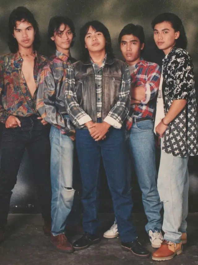Bersahabat Sejak SMA, Ini 6 Potret Lawas Kebersamaan Ari Lasso dan Ahmad Dhani
