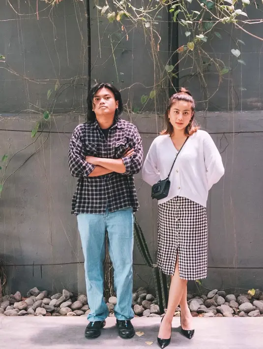 Awkarin dan Gangga Kusuma kerap bergaya kompak, seperti tampilannya mengenakan tartan. Meskipun sederhana namun keduanya terlihat sangat gaya. (Foto: Instagram/ Awkarin)