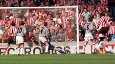 Saat bertandang ke markas Southamptoon pada bulan April 1996, Sir Alex Ferguson memerintahkan anak asuhnya mengganti jersey abu-abu yang dipakai karena dianggap sial, membuat MU tertinggal 0-3 di babak pertama.