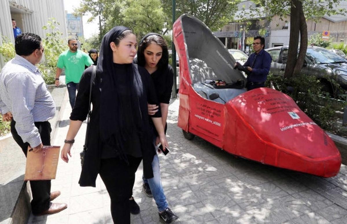 Uniknya mobil sepatu milik tukang semir jalanan di Iran