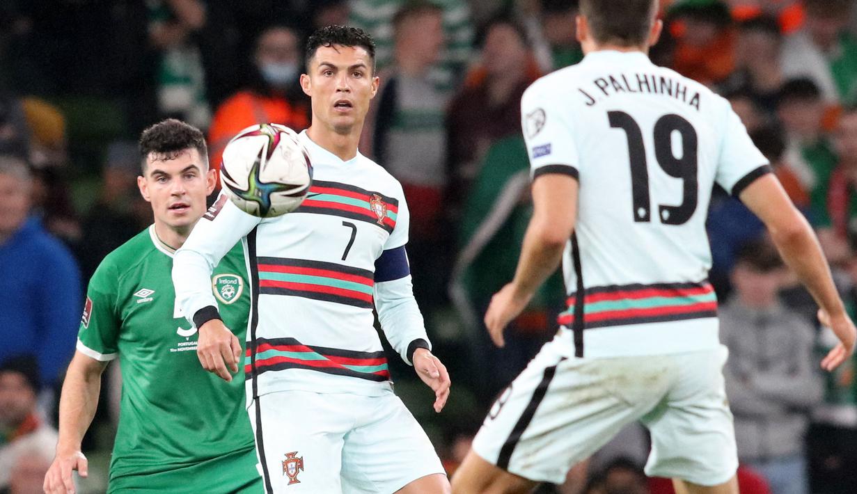 Cristiano Ronaldo menjadi pencetak gol terbanyak di sepak bola internasional. Ia memecahkan rekor dari Ali Daeli yang berhasil mencetak 109 gol internasional saat melawan Irlandia di laga Kualifikasi Piala Dunia 2022. Sepanjang 2021, CR7 telah mencetak 115 gol internasional. (AFP/Paul Faith)