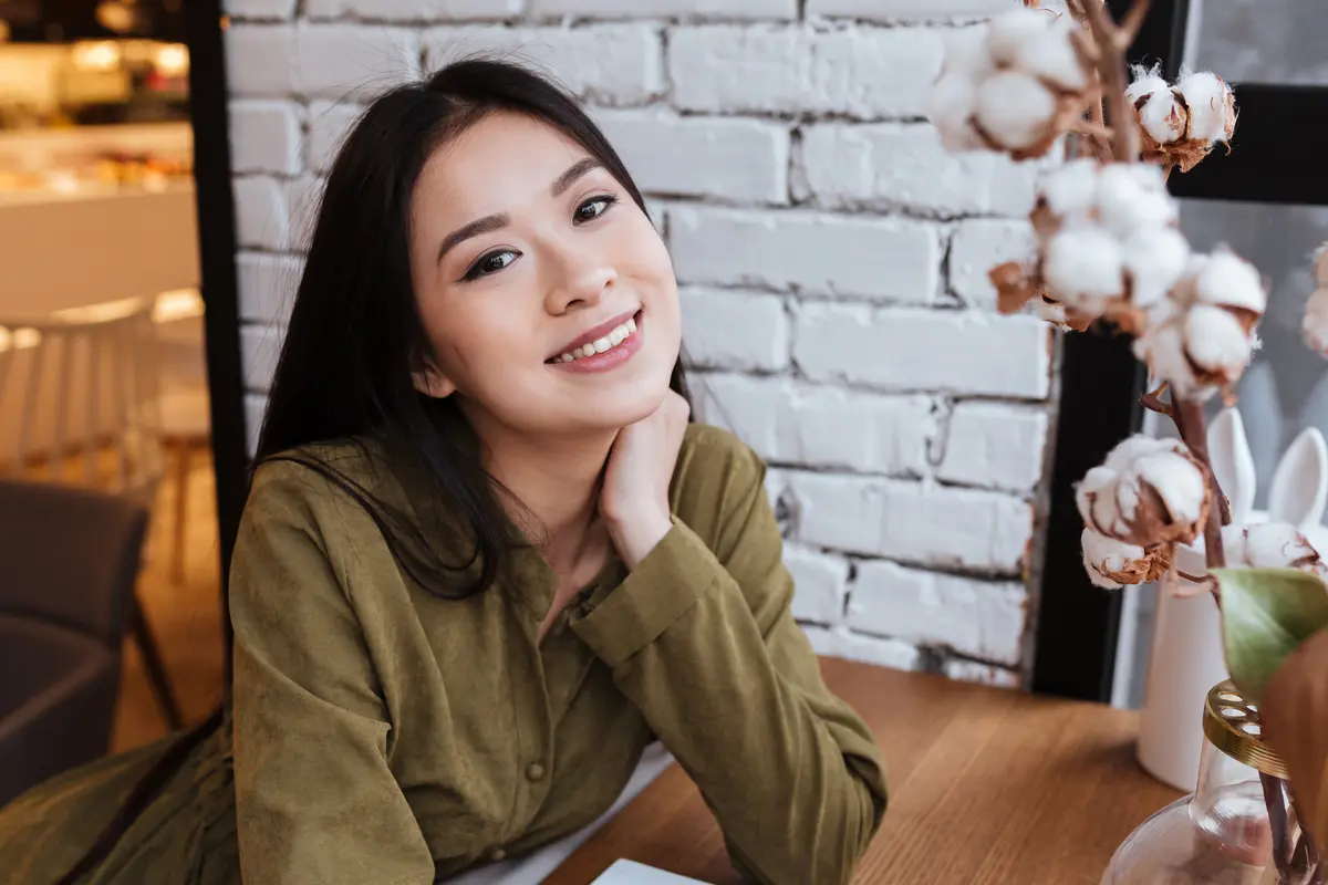 dewasa tersenyum tenang sabar