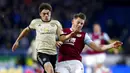 Gelandang Manchester United, Daniel James, berebut bola dengan pemain Burnley, James Tarkowski, pada laga Premier League di Stadion Turf Moor, Sabtu (28/12). Burnley takluk 0-2 dari Manchester United. (AP/Martin Rickett)