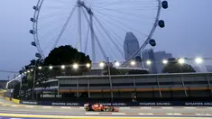 Pembalap Ferrari Formula 1, Sebastian Vettel saat melakukan sesi latihan jelang Grand Prix Singapura F1 di Sirkuit Marina Bay (18/9/2015). Kabut asap yang menyelimuti sirkuit tak menyurutkan pembalap untuk tetap melakukan pemanasan. (REUTERS/Tim Chong)