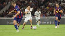 Legenda Manchester City dan Timnas Spanyol, David Silva, menjadi bagian dari DRX World Legends yang menghadapi Barcelona Legends pada laga eksebisi bertajuk Clash of Legends di Stadion Utama Gelora Bung Karno, Jakarta, Sabtu (18/04/2026) malam WIB. (Bola.com/Bagaskara Lazuardi)
