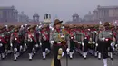 <p>Prajurit Senapan Assam, pasukan paramiliter India, berlatih berbaris untuk parade hari Republik mendatang di perbukitan Raisina, di New Delhi, India, Kamis (19/1/2023). Hari Republik India akan dirayakan pada 26 Januari. (AP Photo/Manish Swarup)</p>