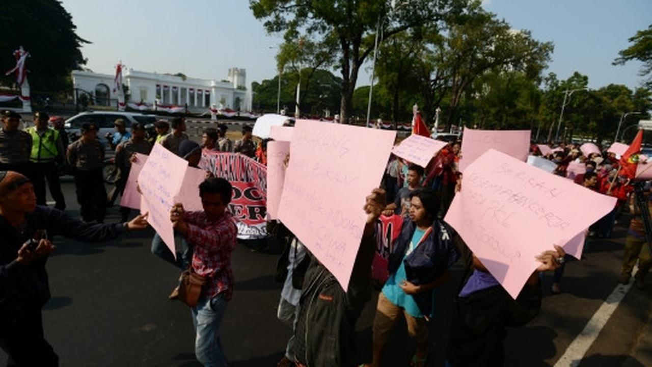 Puluhan demonstran dari Aliansi Tarik Mandat geruduk Istana Negara
