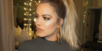 Khloe Kardashian pamer perutnya yang buncit saat pergi makan siang bareng Kim dan Kourney Kardashian.  (instagram/khloekardashian)