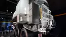Kendaraan ini diharapkan mampu membawa dua astronot hingga 20 kilometer per hari dan akan melakukan berbagai tugas seperti mensurvei tanah dan sumber daya bawah tanah di daerah sekitar kutub selatan Bulan selama sekitar satu bulan. (Kazuhiro NOGI/AFP)