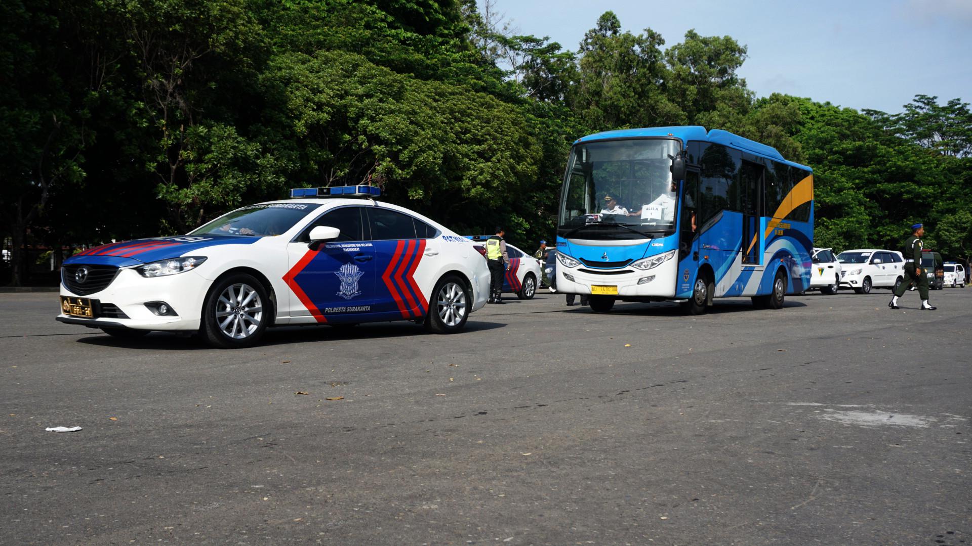 Polri dan TNI menggelar simulasi pengamanan pernikahan putri Presiden Jokowi, Kahiyang Ayu, di parkiran Stadion Manahan, Solo, Jawa Tengah. (Liputan6.com/Fajar Abrori)