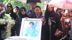 Tangis Indah Kalalo pecah saat mengantar jenazah sang bunda, Rose Suyadi Kalalo, ke TPU Menteng Pulo, Jakarta, Selasa (24/5). Indah Kalalo yang sembari memeluk foto, terlihat sesenggukan menatap peti jenazah ibundanya. (Liputan6.com/Herman Zakharia)