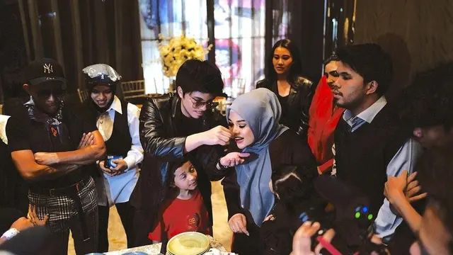 Atta Halilintar menggelar acara ulang tahun yang ke- 29 dengan tema monokrom bersama keluarga besar