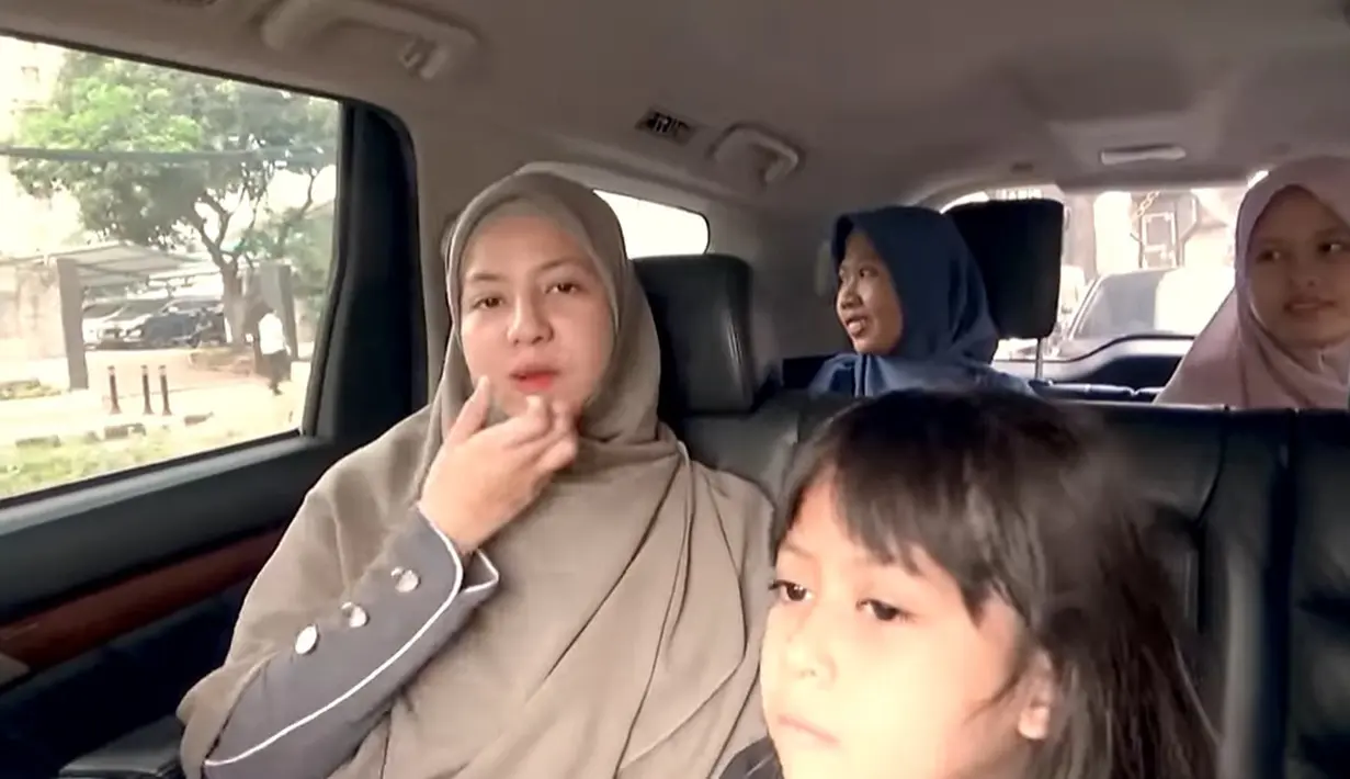 Natasha Rizky atau juga kerap disapa Caca satu mobil bersama tiga anaknya saat berangkat mengantarkan Miguel. [Youtube/Trio Strong Family]