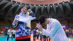 Momen romantis terekam dalam laga sengit final voli putra SEA Games 2025 antara Timnas voli putra Indonesia melawan Thailand di Stadion Indoor Hua Mak, Jumat (19/12/2025). (Bola.com/Bagaskara Lazuardi)