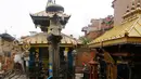 Sejumlah lansia Nepal berkumpul memainkan permainan tradisional Kashi Pyachha di Bhaktapur, Nepal (30/5). Permainan lokal tradisional Nepal ini mirip permainan catur. (AP/Niranjan Shrestha)