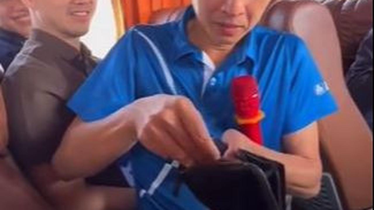 Salah seorang Nasabah sempat bertanya tentang isi dompet seorang konglomerat sekaliber Armand Hartono yang dikenal sebagai salah satu orang terkaya di Indonesia.
