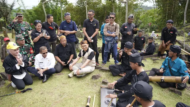 Menteri Kebudayaan Republik Indonesia, Fadli Zon, bersama Wakil Menteri Kebudayaan, Giring Ganesha Djumaryo, mengunjungi Situs Gunung Padang di Kecamatan Cempaka, Kabupaten Cianjur, Jawa Barat.