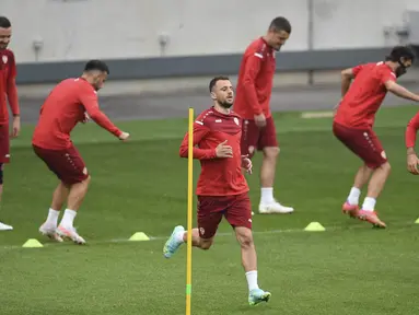 Para pemain timnas Makedonia Utara melakukan pemanasan selama sesi latihan di stadion Steaua di Bucharest, Sabtu (12/6/2021). Timnas Austria akan berhadapan dengan sang debutan Makedonia Utara di matchday 1 Grup C Euro 2020, Minggu (13/6) malam pukul 23.00 WIB. (Mihai Barbu, Pool via AP)