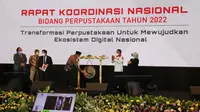 Menteri PMK Muhadjir Effendy dan Kepala Perpusnas RI Syarif Bando, secara resmi membuka Rapat Kerja Nasional Bidang Perpustakaan 2022 yang dihelat di Ballroom Hotel Bidakara Jakarta, Selasa (29/3/2022). (Liputan6.com/ Ist)
