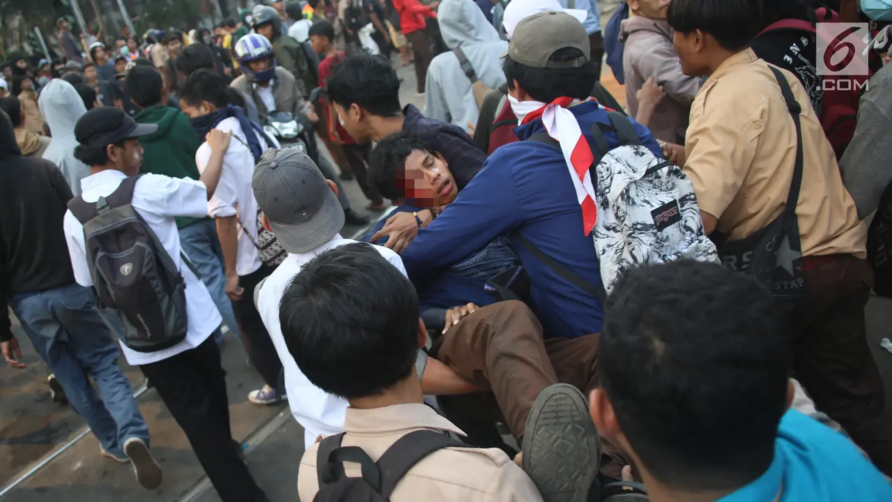 Gas Air Mata Bikin Pelajar Tumbang Saat Demo di DPR