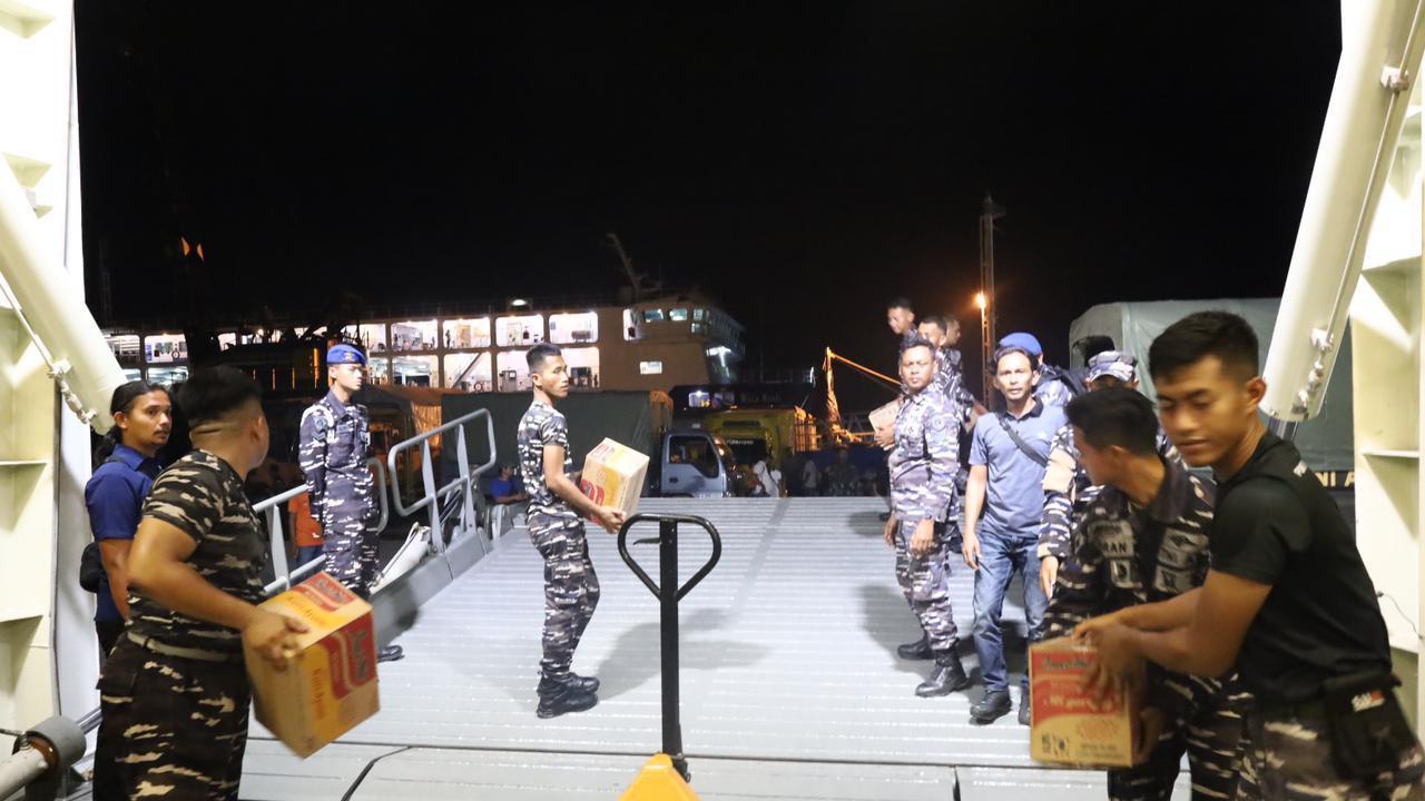KRI RJW-992 Tiba di Sibolga, Debarkasi Bantuan Kemanusiaan untuk Korban Terdampak Bencana