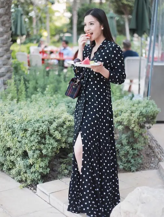 Dalam sebuah kesempatan, Chelsea Olivia tampil menawan dengan mengenakan busana hitam motif polkadot. "Setelah liburan panjang, aku jadi suka lupa sama pola makan yg teratur," tulisnya sebagai keterangan foto. (Foto: instagram.com/chelseaoliviaa)