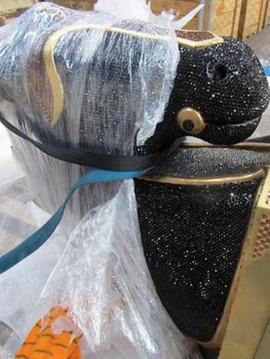 Kepala patung kuda berlapiskan diamente yang disita petugas saat akan dikirim dari Meksiko ke Auckland, Selandia Baru Mei lalu. Didalam patung dengan tinggi 1 meter ini ditemukan 35 kg Kokain. (REUTERS/New Zealand Police)