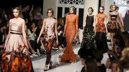 Sejumlah model mengenakan busana karya desainer Shady Zeineldine saat pembukaan Beirut Fashion Week di Lebanon 19 April 2016. Busana karya Shady Zeineldine bernama 'A Beryth 2016'. (REUTERS / Mohamed Azakir)