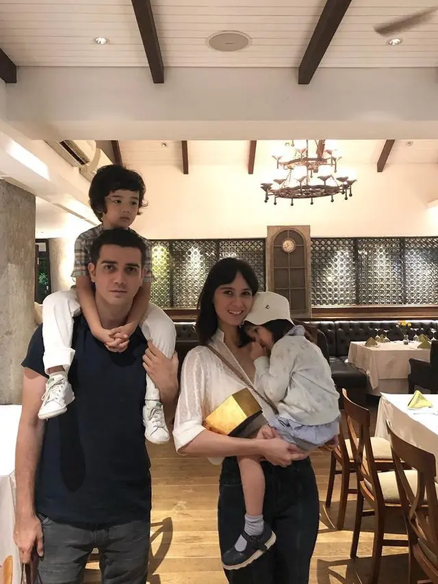 Fachri Albar, Renata Kusmanto, dan kedua anaknya (Instagram/aialbar)
