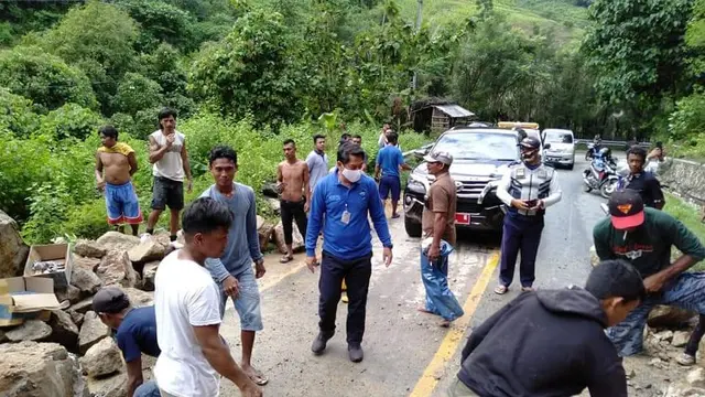 Jembatan Ambruk dan 20 Titik Longsor Putus Akses Jalan Trans Sulawesi. (Foto: Liputan6.com/Arfandi Ibrahim)