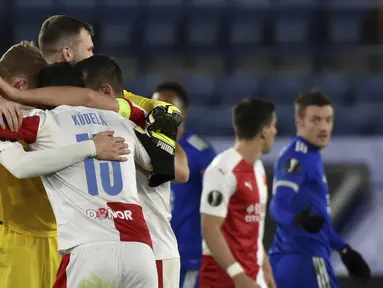 Para pemain Slavia Praha merayakan kemenangan 2-0 atas Leicester City usai berakhirnya laga leg kedua babak 32 Besar Liga Europa 2020/21 di King Power Stadium, Kamis (25/2/2021). Slavia Praha lolos ke babak 16 Besar menyingkirkan Leicester City. (AP/Rui Vieira)