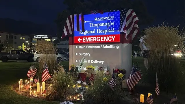 Bunga-bunga diletakkan di samping papan nama Rumah Sakit Regional Timpanogos setelah Charlie Kirk ditembak dan tewas pada Rabu, 10 September 2025, di Orem, Utah